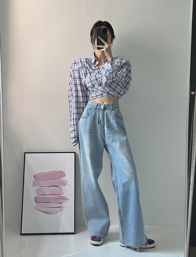 Áo blouse dáng hở eo lạ mắt sẽ trở nên ưa nhìn hơn khi mix cùng các thiết kế quần cổ điển, tối giản như jeans ống rộng.    