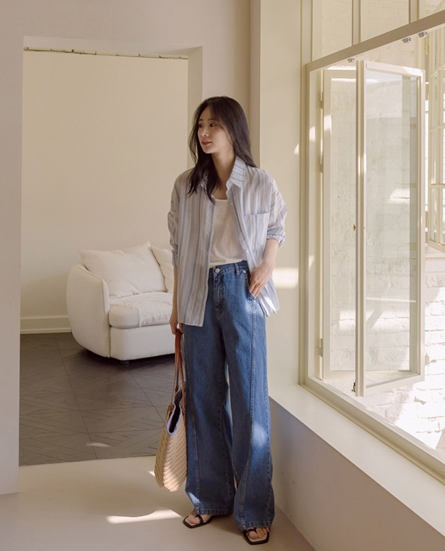 Áo dáng rộng cũng là món đồ được yêu thích, có khả năng tạo thêm điểm nhấn cho bộ outfit với quần jeans ống rộng