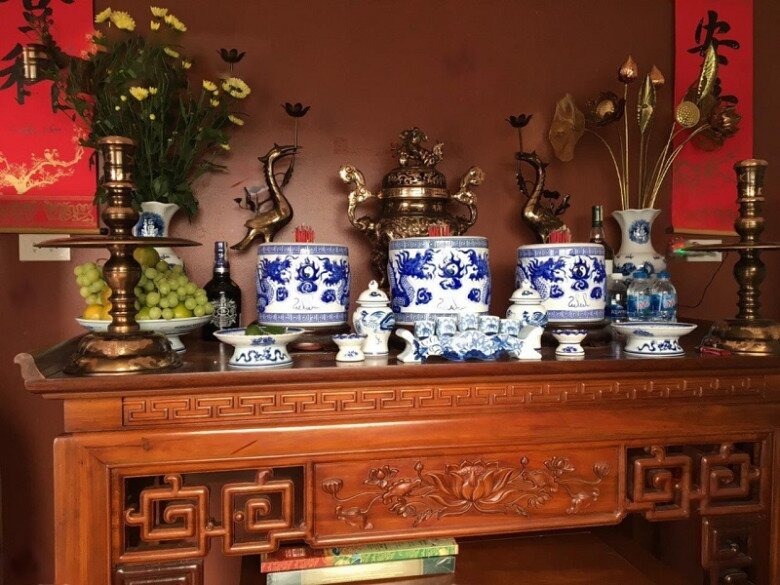 Bộ 3 chén nước thường mang ý nghĩa tượng trưng: chén ở giữa thờ Thần, hai chén bên ngoài dành cho bà Cô, ông Mãnh (những người mất trẻ trong dòng họ) và gia tiên.    