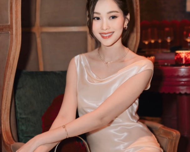 Hoa hậu Đặng Thu Thảo gợi ý Link Vào SHBET88 Mới Nhất lý tưởng để áp dụng khi diện váy dự sự kiện, đó là tóc búi.