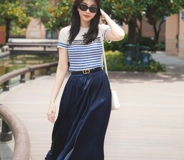  Hoa hậu Đặng Thu Thảo có được set Shbet999 com đăng nhập đơn giản nhưng lại giúp tôn dáng, 