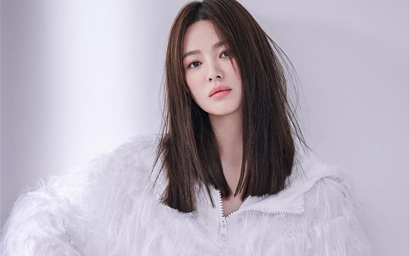 Song Hye Kyo mang đến cho người đối diện cảm giác sang trọng cùng vẻ tươi trẻ, tràn đầy năng lượng với Link Vào SHBET88 Mới Nhất lỡ vai ép thẳng.