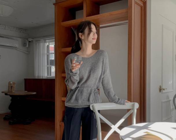Sự kết hợp giữa áo len màu xám và quần âu có đường ly giữa đã tạo nên bộ Shbet999 com đăng nhập thoải mái, thời thượng. 