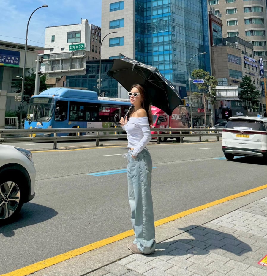 Có nhiều kiểu quần jeans khác nhau nhưng Phạm Quỳnh Anh yêu thích nhất là phiên bản quần ống suông. 