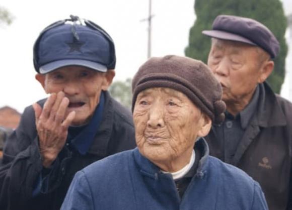 Câu “năm mươi không xây nhà” hàm ý rằng, ngày xưa, sống đến tuổi 50 đã là một điều may mắn lớn, và ở tuổi này, người ta không nên tiếp tục dốc sức vào gánh nặng xây dựng nhà cửa, vì có lẽ thời gian còn lại để hưởng thành quả sẽ không nhiều.    