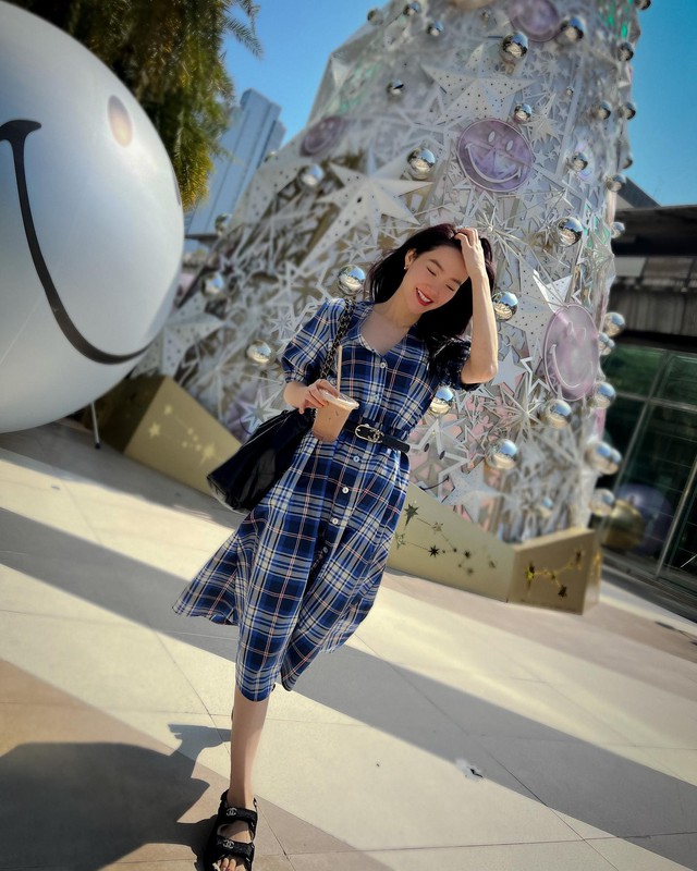 Bộ đồ trở nên hài hòa nhờ những món đồ như thắt lưng nhấn eo, sandal đế thô và túi xách màu đen.
