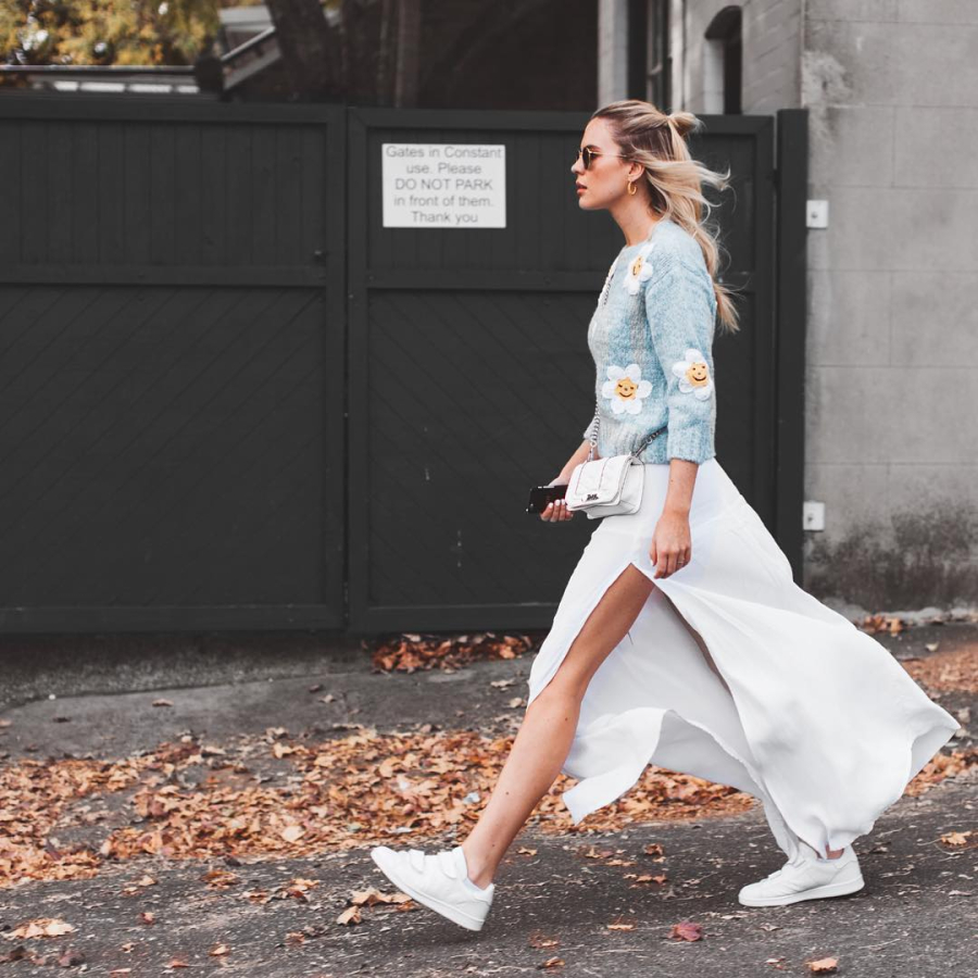 ầm hoặc chân váy midi nữ tính cùng giày sneakers năng động sẽ tạo nên tổng thể đối lập thú vị.