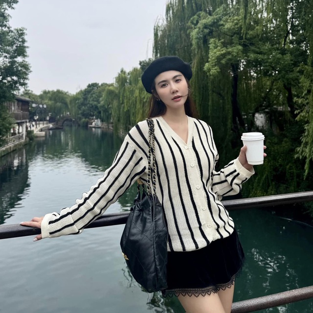 Cô nàng còn khéo léo tô điểm mũ nồi. Tổng thể Shbet999 com đăng nhập của Huyền Lizzie ghi điểm ở nét yêu kiều, sang trọng.