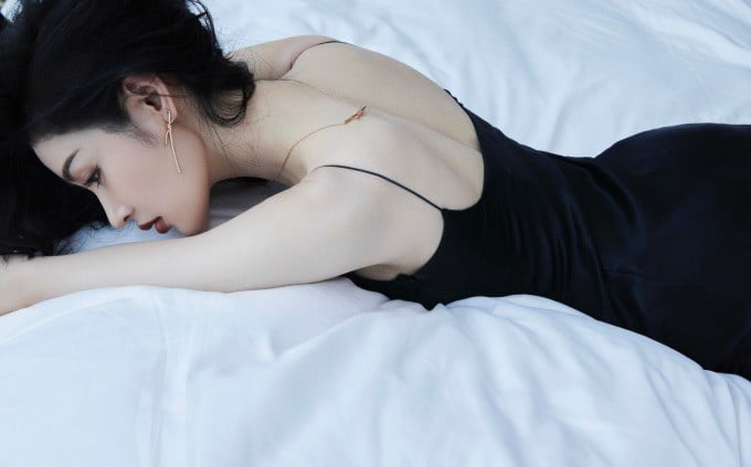 Dù đã bước sang tuổi 37, Trương Thiên Ái vẫn giữ được vòng eo con kiến. 