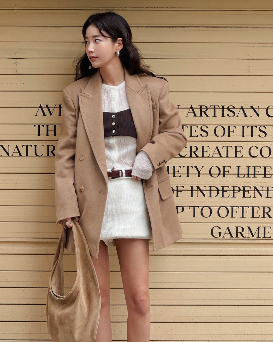 Áo blazer là một trong những mẫu áo đẹp vượt thời gian, không chỉ thích hợp mặc đi làm mà còn lý tưởng để diện xuống phố.