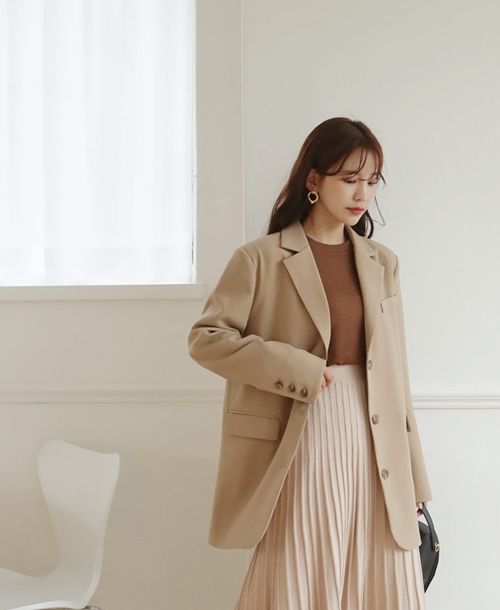 Với người thấp, một chiếc blazer quá rộng hoặc quá dài sẽ làm bạn trông lùn hơn.