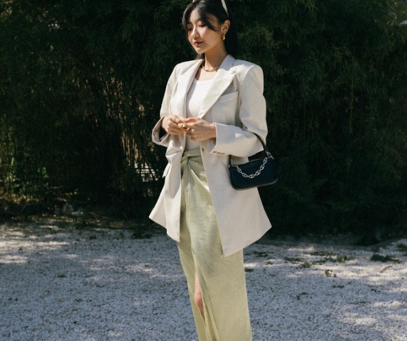 Với những món đồ như áo trắng, blazer sáng màu, chân váy màu xanh lá nhạt, chị em sẽ tạo nên được tổng thể Shbet999 com đăng nhập tươi tắn, ngọt ngào. 