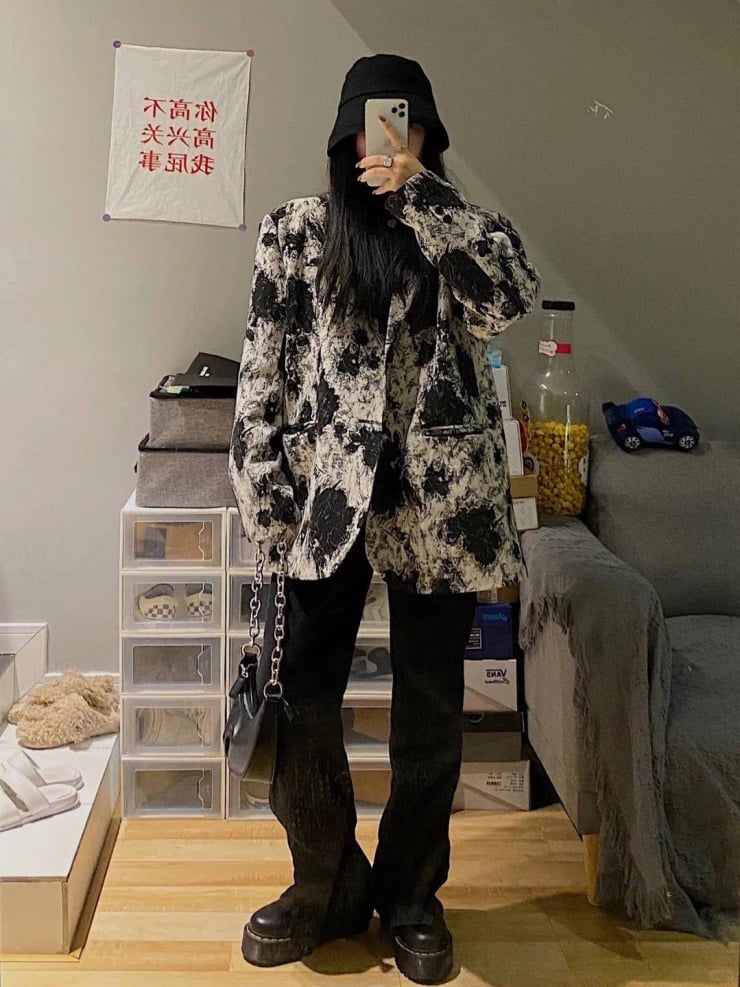 Hãy phối outfit này cùng với một đôi boots và túi xách mini để giúp outfit thêm phần độc đáo và lạ mắt.