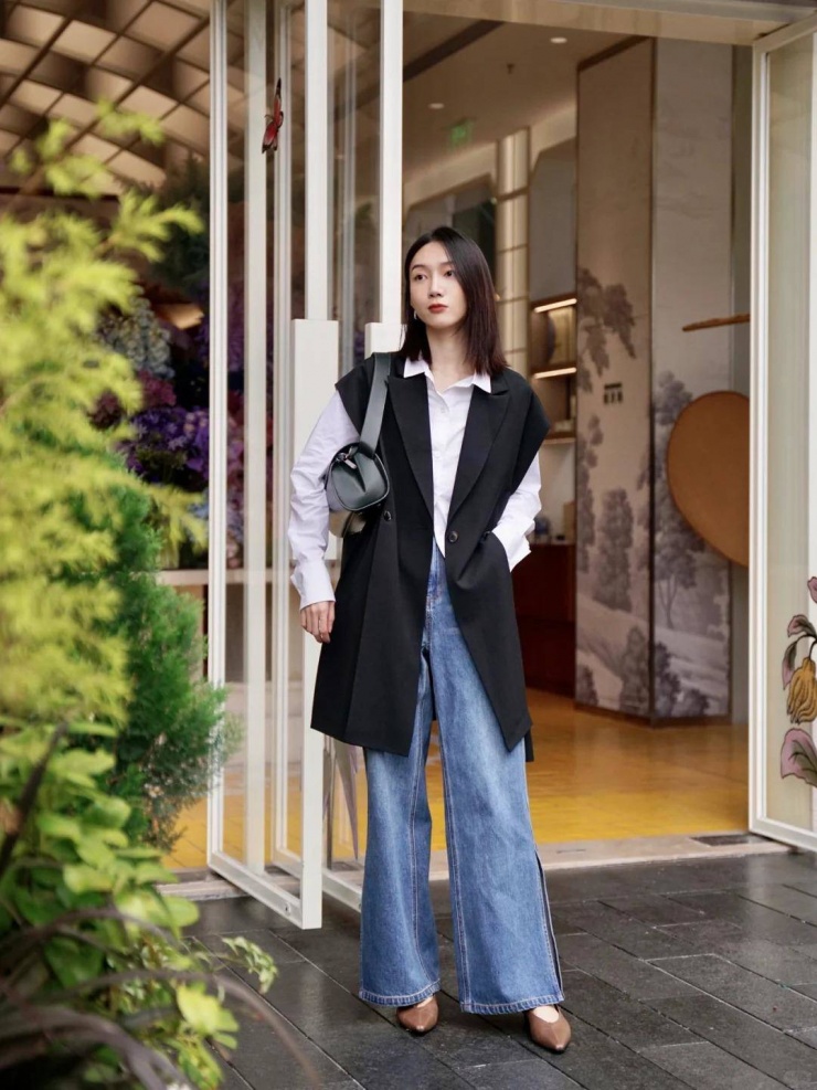 Các nàng có thể mix so sơ mi màu trắng cổ điển bên trong và quần jeans ống rộng cùng giày cao gót mũi nhọn trông phóng khoáng và đơn giản nhưng không đơn điệu.