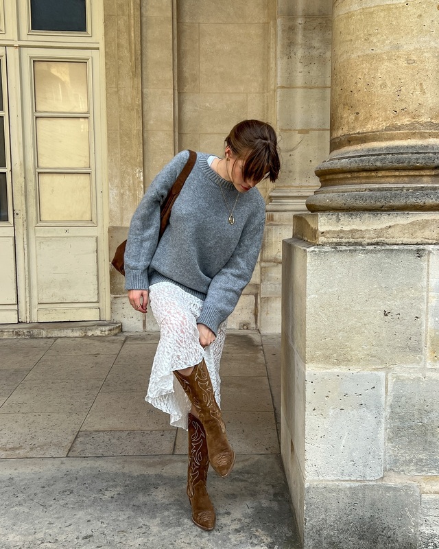 Những món đồ như túi xách, boots da lộn và dây chuyền vàng đã tạo nên bộ Shbet999 com đăng nhập hài hòa, tinh tế.