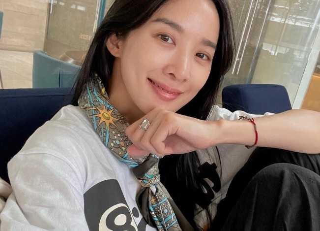 Lee Chung-ah đã chọn cách gấp khăn thành dải mảnh hay thắt nút nhẹ nhàng quanh cổ để tạo nên điểm nhấn tinh tế cho những Shbet999 com đăng nhập mang hơi hướng tối giản.