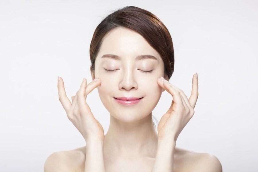 Cầ đảm bảo rằng tất cả những gì còn sót lại của lớp trang điểm, bụi bẩn của ngày hôm trước đã biến mất.
