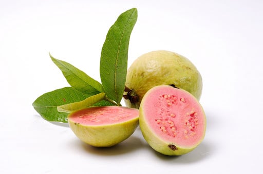 Ổi chứa một lượng lớn vitamin C và A, cùng với các chất chống oxy hóa như carotene và lycopene, sẽ giúp Mừng SHBET phiên bản mới 2025 trở nên sáng màu và khỏe mạnh hơn
