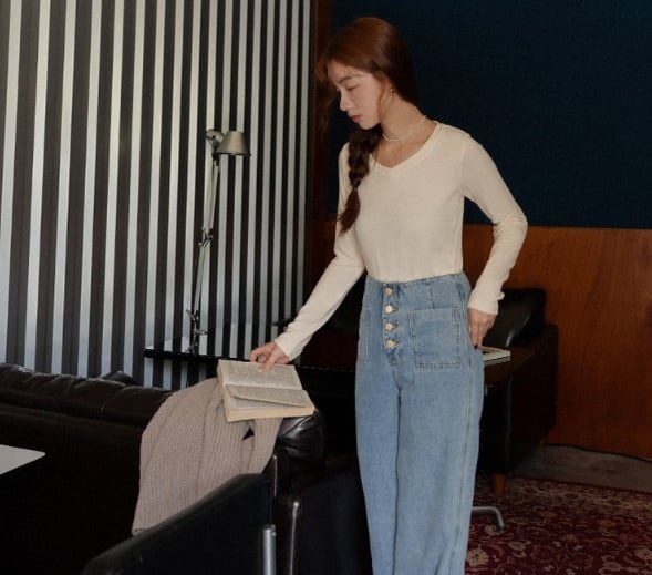Áo thun trắng cổ tim gips nàng trông trẻ trung, mix cùng quần jeans càng thêm năng động, phóng khoáng. 