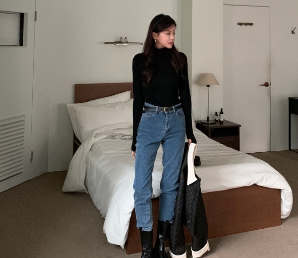 Để bộ cánh trông thời thượng hơn, các nàng hãy sơ vin và hoàn thiện outfit bằng một đôi boots đen. 