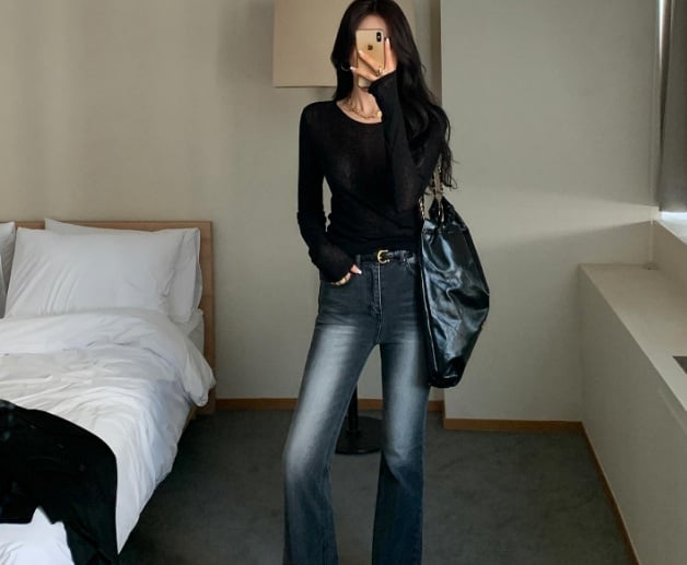 Công thức áo thun màu đen ôm dáng, quần jeans mài đơn giản nhưng thanh lịch. Nàng đừng quên thao tác sơ vin cùng chiếc thắt lưng da.