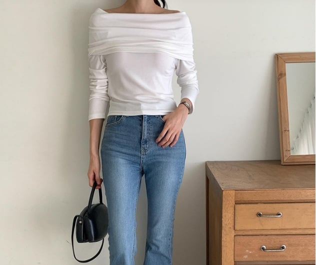 Mix áo thun cổ thuyền và quần jeans ống vẩy đã tạo nên tổng thể Shbet999 com đăng nhập đậm chất nữ tính.