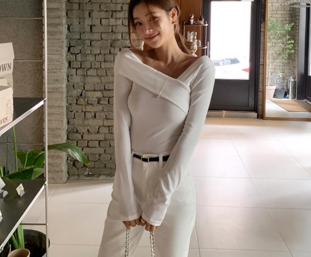 Thiết kế áo thun cổ cách điệu với tông màu trắng làm chủ đạo, vẻ ngoài cũng không nhạt nhòa.