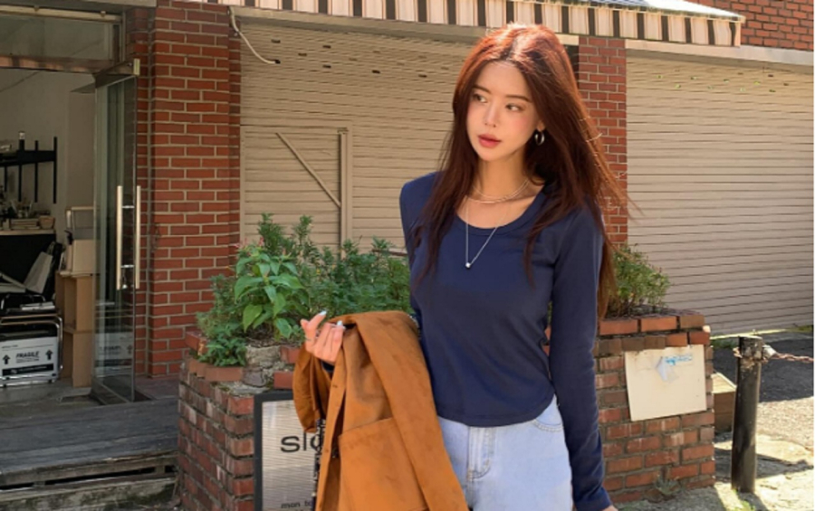 Áo thun màu xanh navy mix cùng quần jeans xanh, chị em sẽ có được tổng thể Shbet999 com đăng nhập trẻ trung, năng động. 
