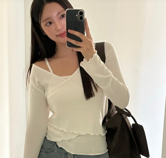 Mẫu áo thun cách điệu mix cùng quần jeans xanh vừa cuốn hút và còn ghi điểm tinh tế.