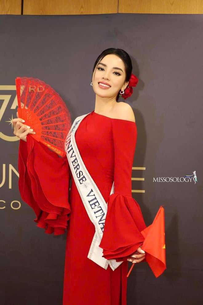 Cô gây ấn tượng với chiếc áo dài đỏ cách tân tươi tắn, vừa đậm màu sắc dân tộc lại mang hơi hướng Latinh của vùng đất mới đến.     