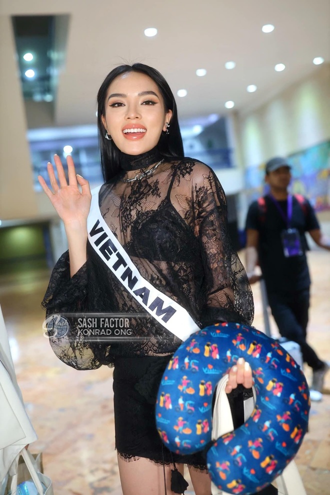 Kỳ Duyên vô cùng sexy khi diện áo xuyên thấu lộ nội y nhưng không gây phản cảm.    