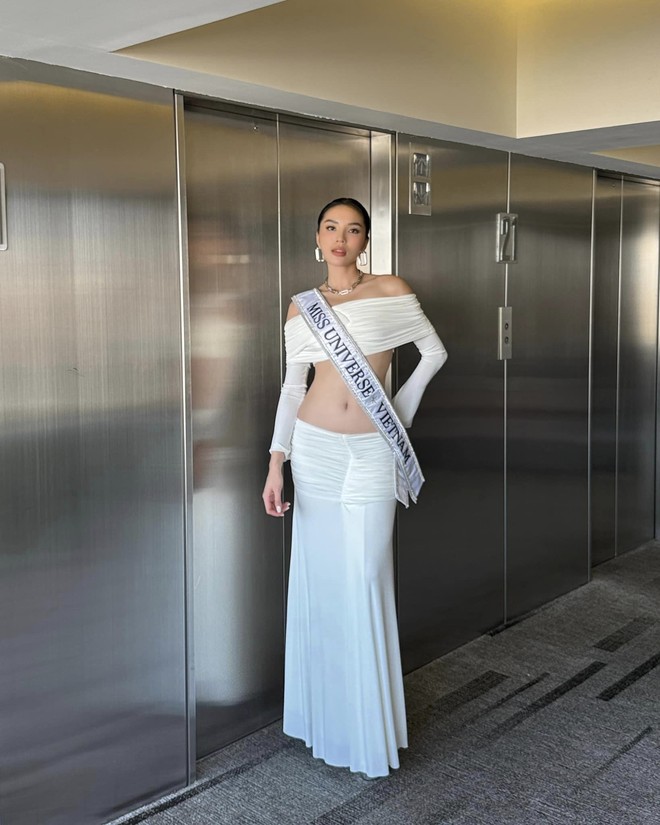 Trong ngày hoạt động thứ nhất, Kỳ Duyên diện chân váy và crop top trắng trễ vai khoe cơ bụng săn chắc.    