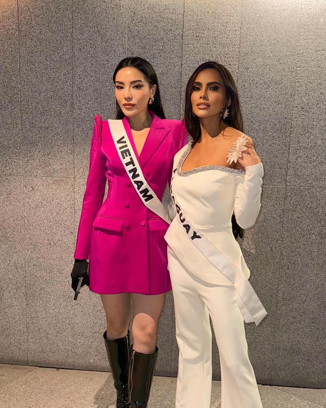 Cô lựa chọn chiếc blazer dress màu hồng neon mix cùng boots và găng tay đen quyền lực.     