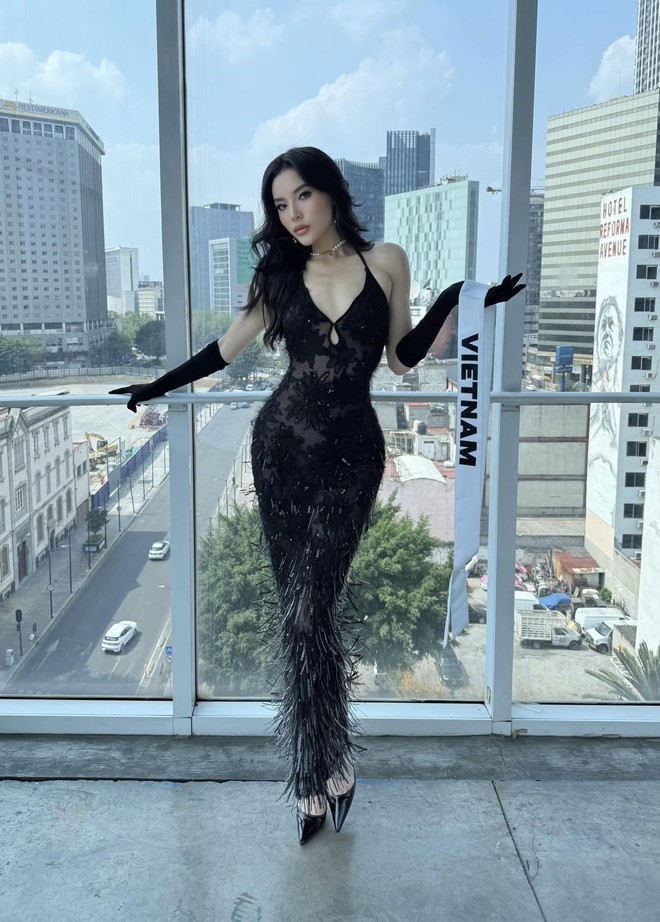 Cùng với sự gợi cảm của outfit, Kỳ Duyên cũng chọn Link Vào SHBET88 Mới Nhất uốn xoăn nhẹ và phụ kiện từ Dior.