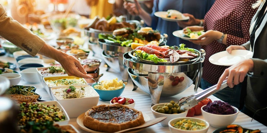 Một lý do khác là nhân viên có thể thu dọn đĩa để điều chỉnh thời gian ăn của khách. 