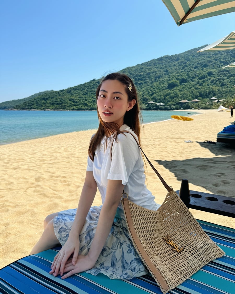 Hoa hậu Lương Thùy Linh sở hữu phong cách nữ tính nên cô thường ưu tiên các món thời trang như chân váy mini, chân váy dài hay váy liền.