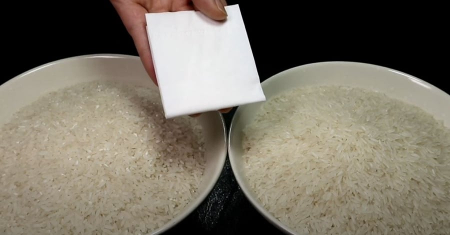 Mang một tờ giấy ăn khi đi mua gạo sẽ giúp bạn nhận biết đâu là gạo mới.