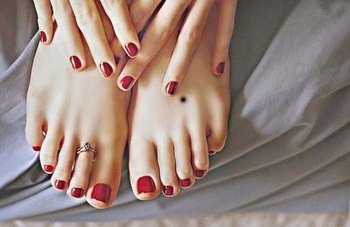 Nốt ruồi ở chính giữa mu bàn chân
