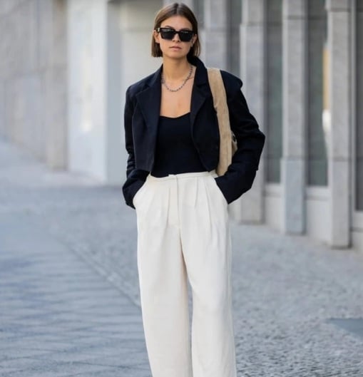Quần palazzo thường được làm từ các chất liệu mềm mại như lụa, cotton, hoặc chiffon, giúp tăng vẻ nữ tính và nhẹ nhàng.