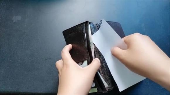 Trong Shbet16 chơi game trực tuyến hàng ngày, chúng ta thường xuyên mang theo ví với những vật dụng quan trọng như giấy tờ tùy thân, thẻ ngân hàng, thẻ bảo hiểm xã hội và tiền mặt.