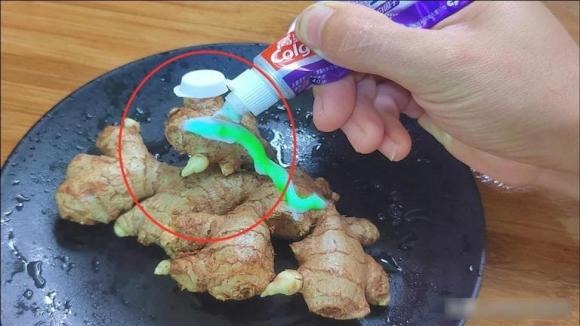 Để chuẩn bị dung dịch tẩy rửa, bạn cần ba nguyên liệu đơn giản: gừng, kem đánh răng và nước.    