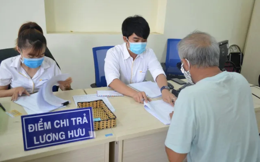 (1) Chết hoặc bị Tòa án tuyên bố là đã chết; (2) Từ chối hưởng lương hưu, trợ cấp bảo hiểm xã hội hằng tháng bằng văn bản;... (Ảnh minh họa)  