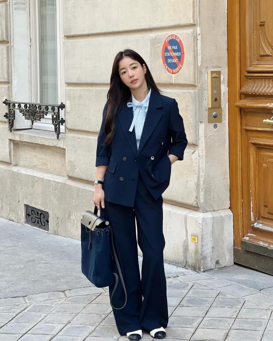 Áo blazer được coi là mẫu áo khoác đẹp vượt thời gian vừa thanh lịch, đứng dáng nên được nhiều quý cô công sở yêu thích.