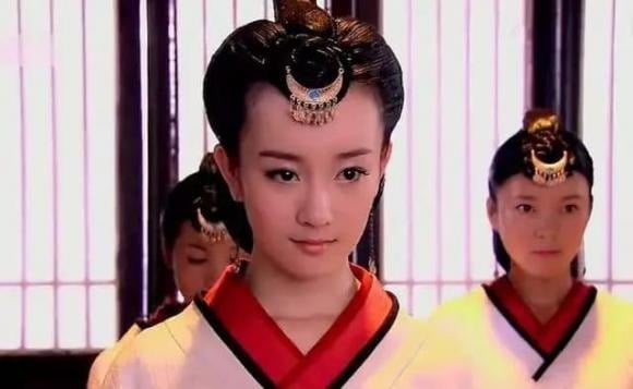 Cằm tròn được coi là biểu tượng của khuôn mặt vuông, là dấu hiệu của sự hiền lành và đức hạnh. 