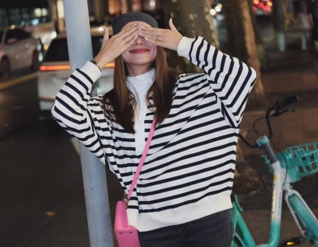  Sự kết hợp giữa item này và quần skinny đen tạo nên tổng thể Shbet999 com đăng nhập hài hòa.