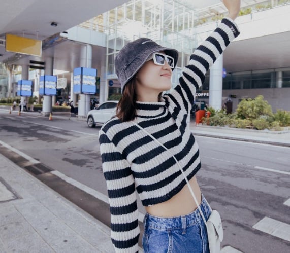 Sự kết hợp giữa áo kẻ ngang và quần jeans giúp người mặc có được vẻ ngoài nổi bật, cá tính.
