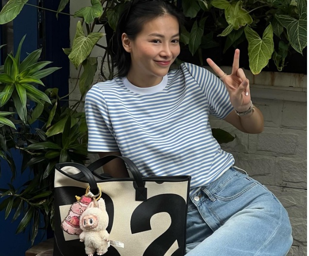 Áo thun kẻ ngang vốn đã nổi bật, trẻ trung nhưng khi kết hợp với quần jeans xanh, vẻ ngoài của chị em càng được 