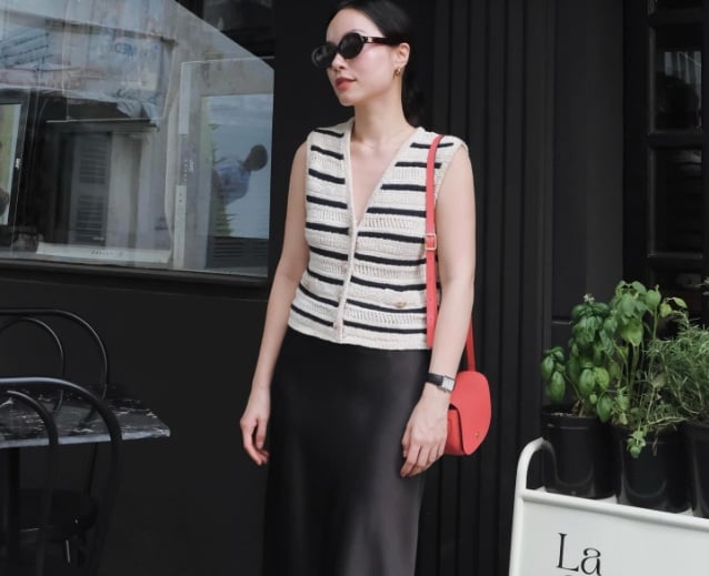 Công thức áo gile kẻ ngang và chân váy lụa của Lê Hà Trúc gây ấn tượng ở sự thanh lịch, tinh tế.     