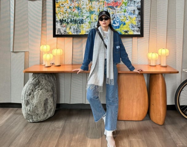 Tăng Thanh diện áo denim và quần jeans ống đứng toát lên nét bụi bặm, thì áo kẻ ngang lại ghi điểm tinh tế, trang nhã. 