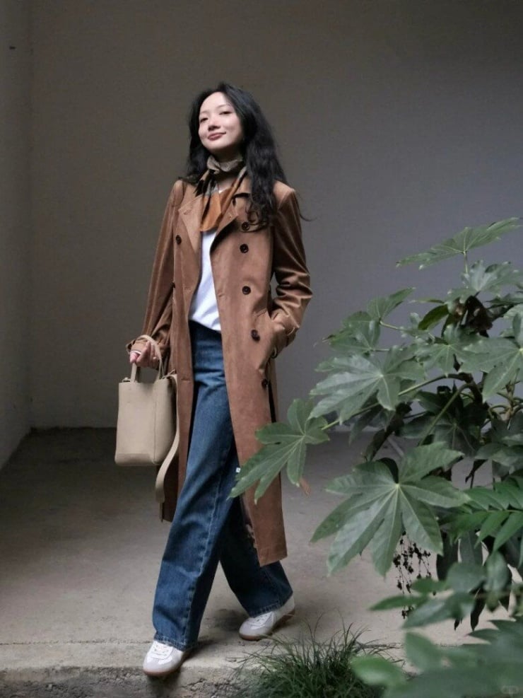 Sự kết hợp giữa túi da lộn và quần jeans mang lại vẻ trẻ trung, năng động nhưng không kém phần thời thượng.    